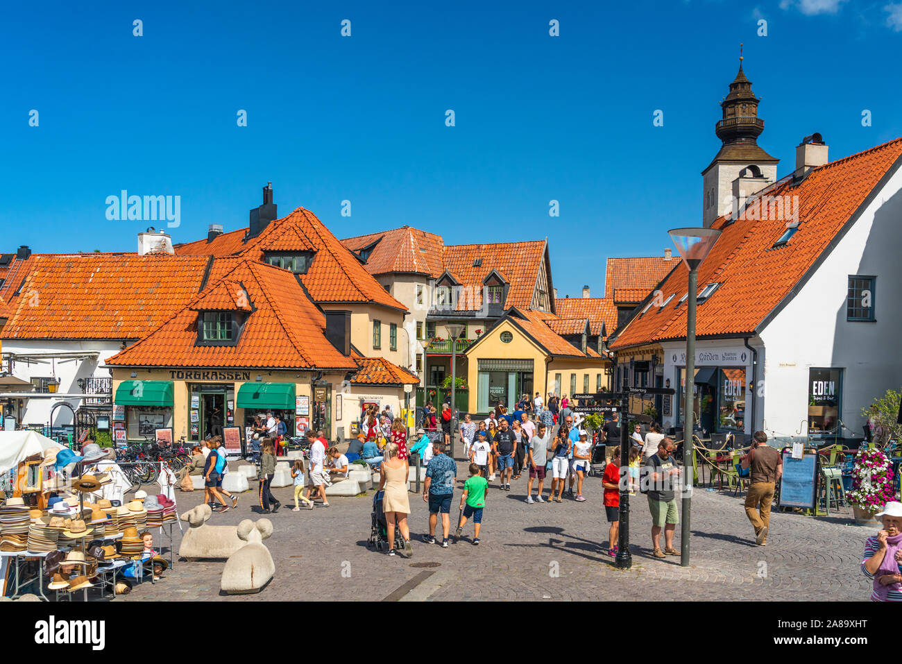 Menschen auf dem Hauptplatz von Visby, Gotland, Schweden. Stockfoto