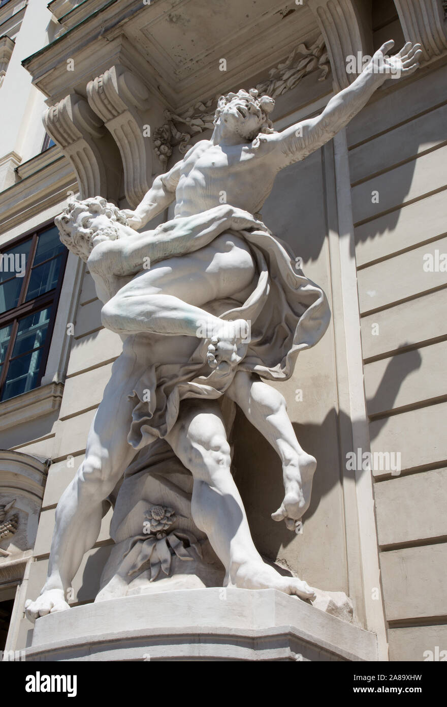 Wien - Statue des Herkules kämpfen Antaeus vom Eingang zur Hofburg Paläste Stockfoto