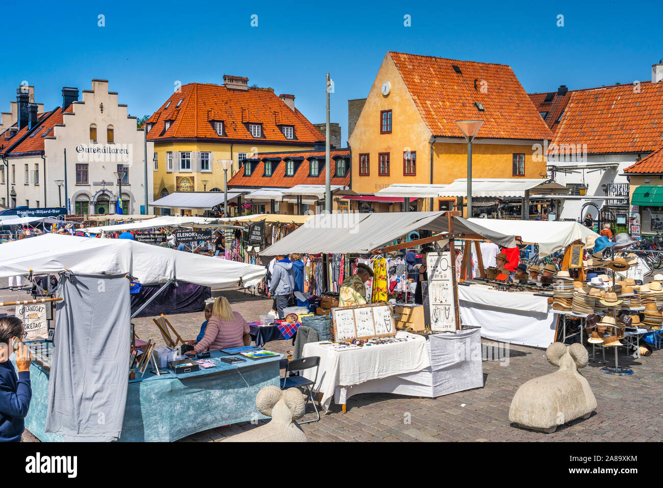 Menschen auf dem Hauptplatz von Visby, Gotland, Schweden. Stockfoto
