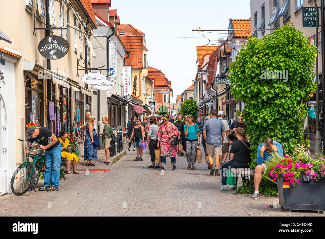 Menschen auf dem Hauptplatz von Visby, Gotland, Schweden. Stockfoto