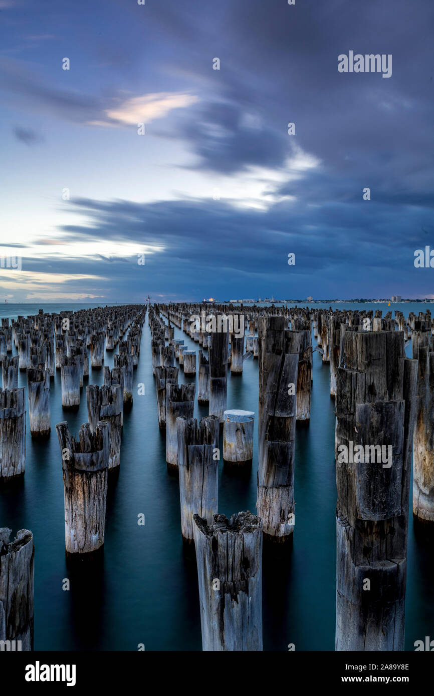 Sturmwolken bauen sich über Princess Pier mit einem ankommenden Gewitter. Original Pylone, um 1912. Melbourne, Australien. Stockfoto