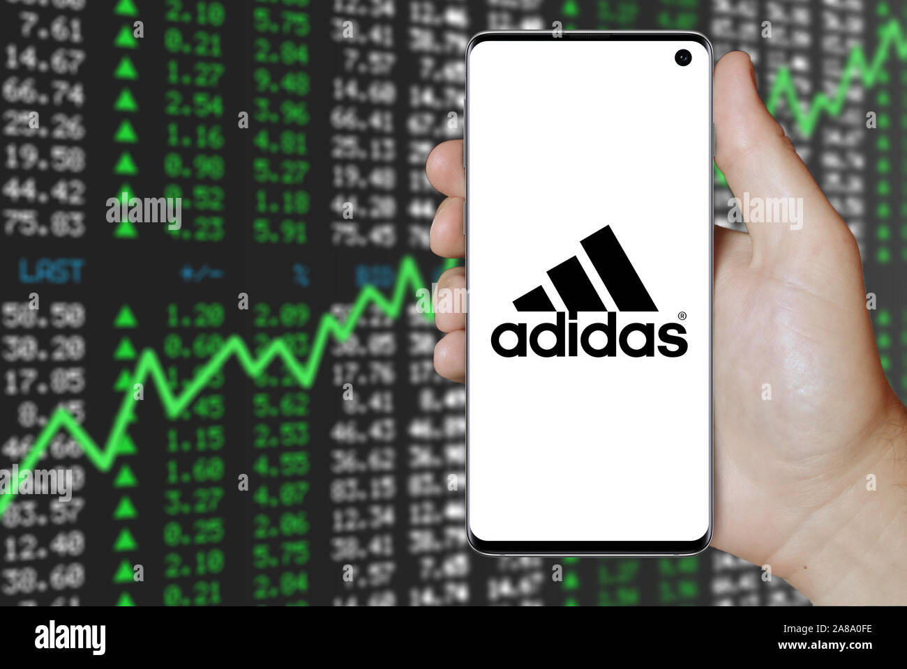 Logo der öffentlichen Unternehmen Adidas auf dem Smartphone angezeigt. Positive Börse Hintergrund. Credit: PIXDUCE Stockfoto