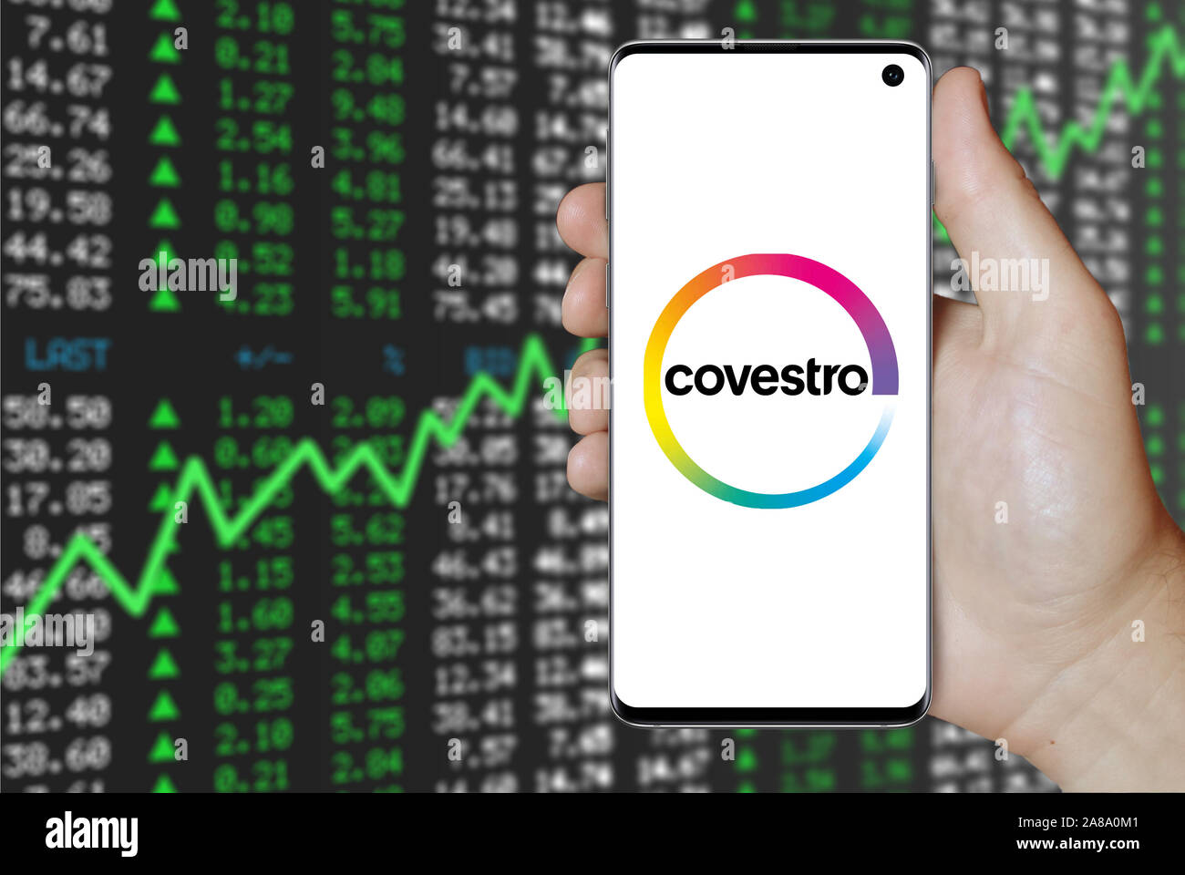 Logo der öffentlichen Unternehmen Covestro auf dem Smartphone angezeigt. Positive Börse Hintergrund. Credit: PIXDUCE Stockfoto