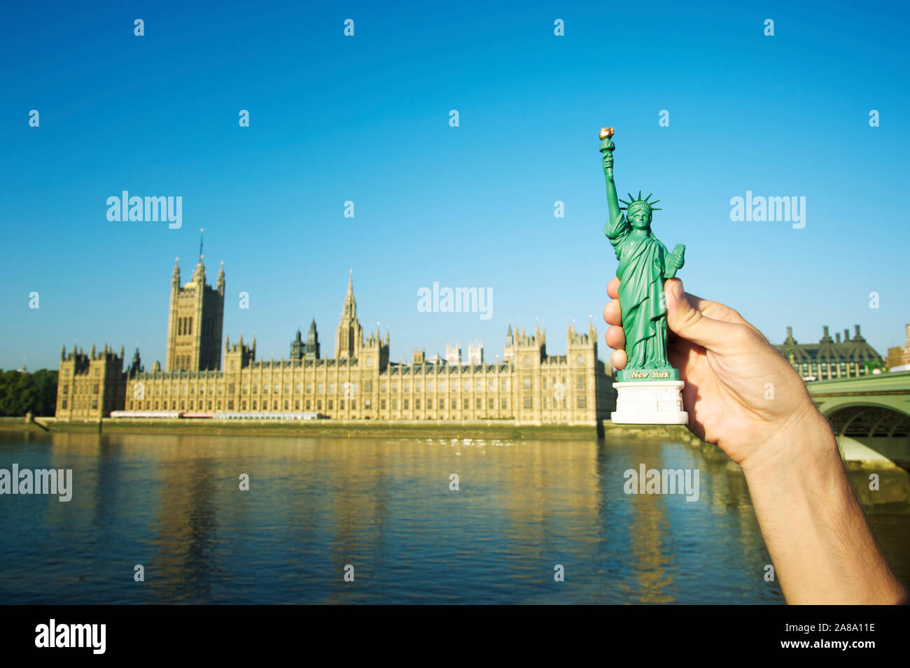 Amerikanische hand Freiheitsstatue Souvenir an Stelle von Big Ben, die Houses of Parliament in London, Großbritannien Stockfoto