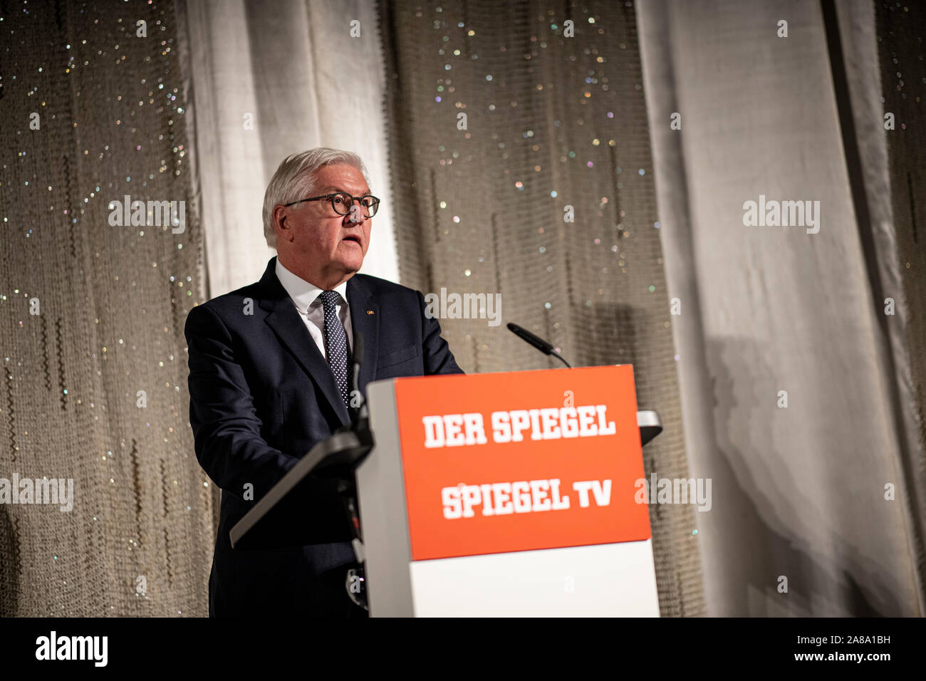 Berlin, Deutschland. 07 Nov, 2019. Bundespräsident Dr. Frank-Walter Steinmeier spricht vor der Premiere der Film "der Fall der Mauer - ein Jahr, das Geschichte schrieb" im Kino International. Der Film verfolgt das Jahr vom Fall der Berliner Mauer der Wiedervereinigung aus der ursprünglichen Materialien des Spiegel TV-Reporter. Credit: Fabian Sommer/dpa/Alamy leben Nachrichten Stockfoto