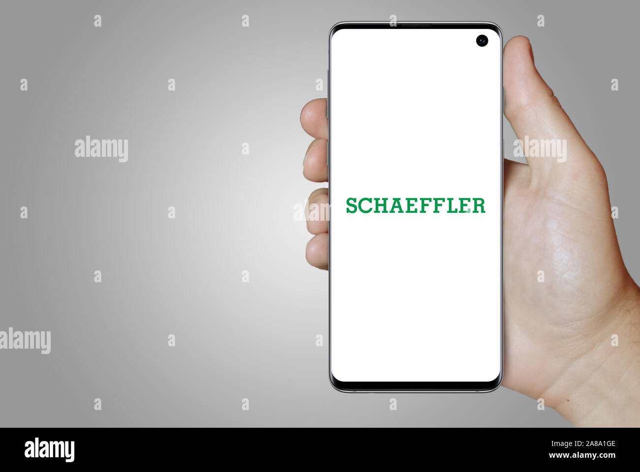 Logo der öffentlichen Unternehmen Schaeffler Technologies AG & Co.KG angezeigt auf einem Smartphone. Grauer Hintergrund. Credit: PIXDUCE Stockfoto