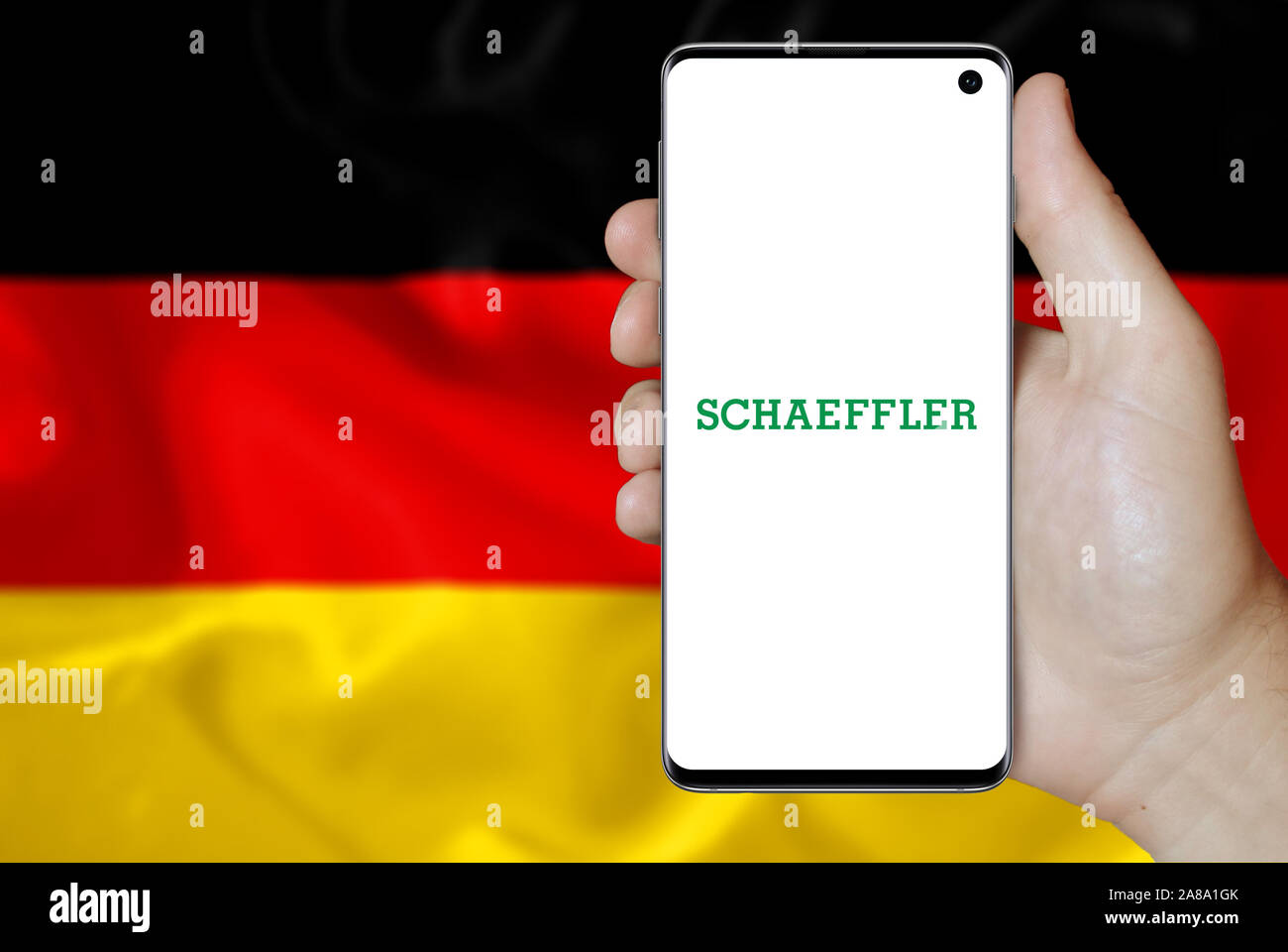 Logo der öffentlichen Unternehmen Schaeffler Technologies AG & Co.KG angezeigt auf einem Smartphone. Flagge Deutschland Hintergrund. Credit: PIXDUCE Stockfoto