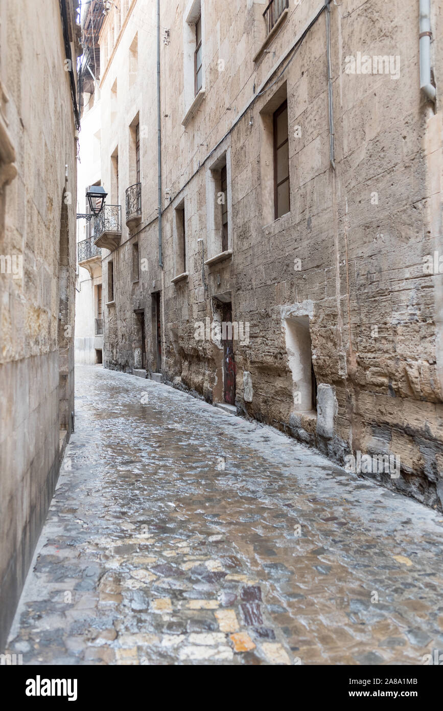 Straße Bild von Palma im Nassen mit Menschen zu Fuß mit Sonnenschirmen Stockfoto