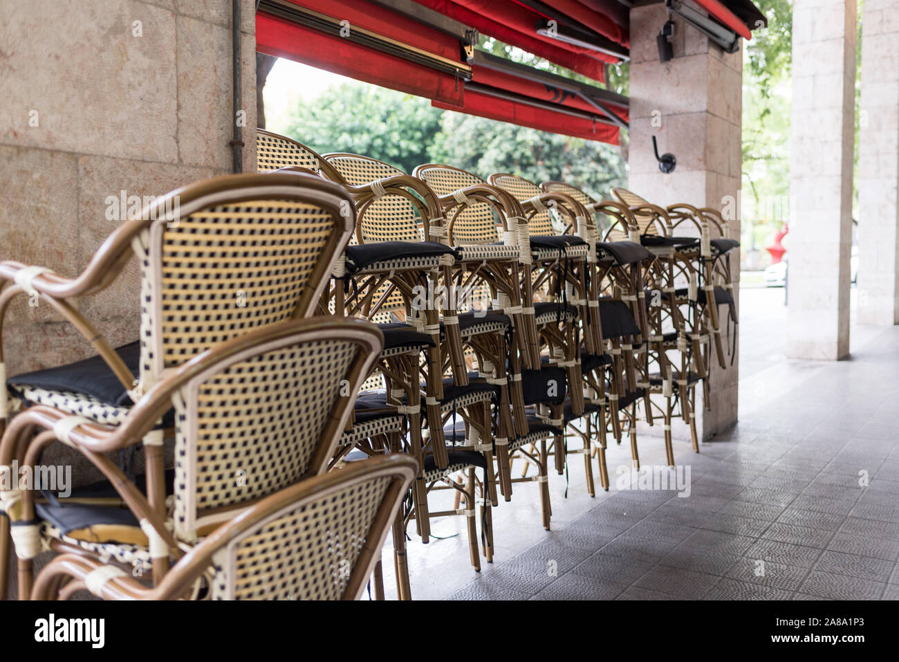 Straße Bild von Palma im Nassen mit Menschen zu Fuß mit Sonnenschirmen Stockfoto