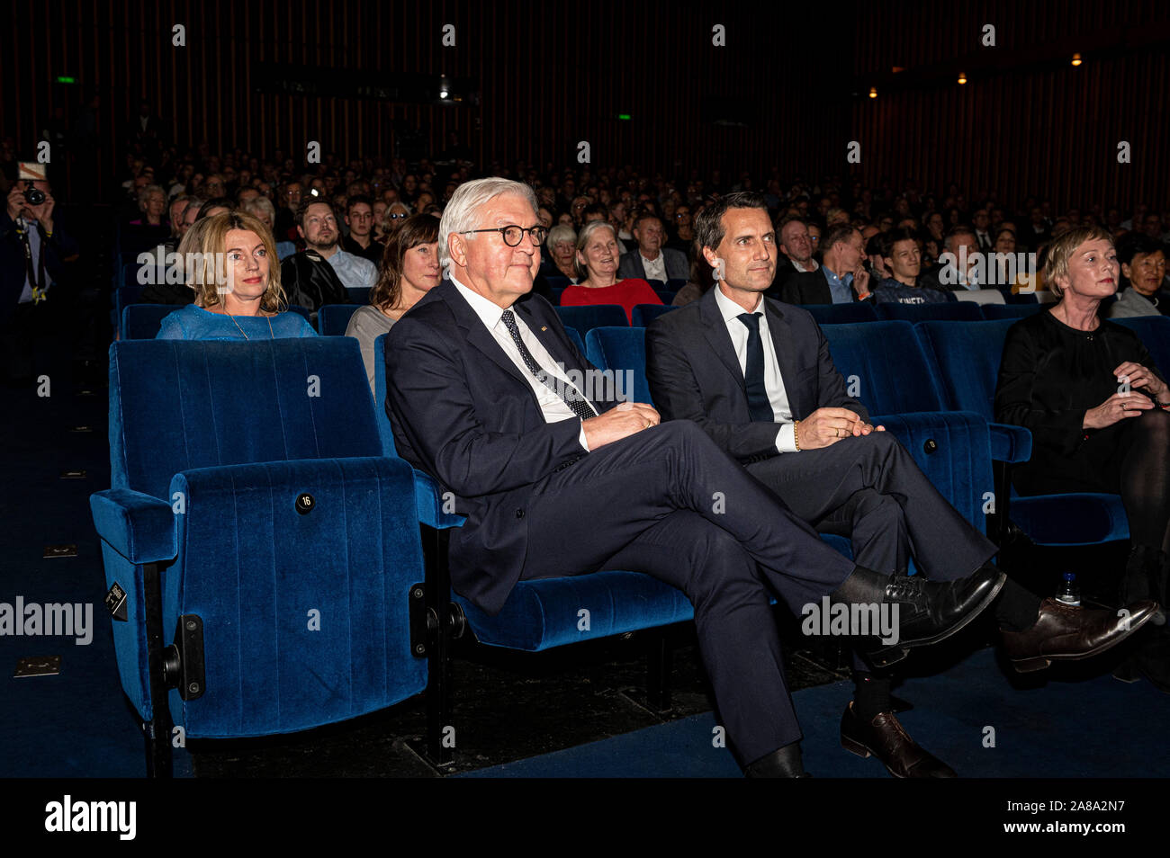Berlin, Deutschland. 07 Nov, 2019. Frank-Walter Steinmeier (l) und Kay Siering, Leiter von Spiegel TV, kommen Sie, um die Premiere des Films "Der Fall der Mauer - ein Jahr, das Geschichte schrieb" im Kino International. Der Film verfolgt das Jahr vom Fall der Berliner Mauer der Wiedervereinigung aus der ursprünglichen Materialien des Spiegel TV-Reporter. Credit: Fabian Sommer/dpa/Alamy leben Nachrichten Stockfoto