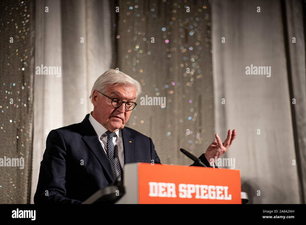 Berlin, Deutschland. 07 Nov, 2019. Bundespräsident Dr. Frank-Walter Steinmeier spricht vor der Premiere der Film "der Fall der Mauer - ein Jahr, das Geschichte schrieb" im Kino International. Der Film verfolgt das Jahr vom Fall der Berliner Mauer der Wiedervereinigung aus der ursprünglichen Materialien des Spiegel TV-Reporter. Credit: Fabian Sommer/dpa/Alamy leben Nachrichten Stockfoto