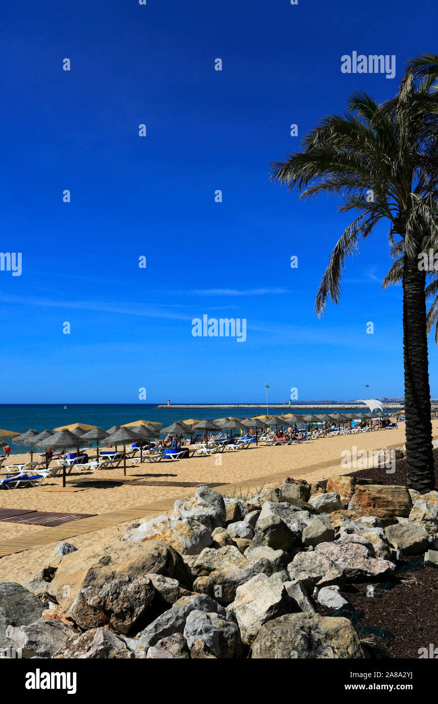 Sommer Blick über Strand Quarteira, Vilamoura, Algarve, Portugal, Europa Stockfoto