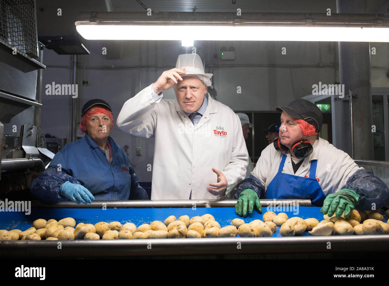 Premierminister Boris Johnson bei einem Besuch auf Schloss scharfe Tayto factory, Tandragee, County Armagh, während auf der allgemeinen Wahlkampagne Trail. Stockfoto