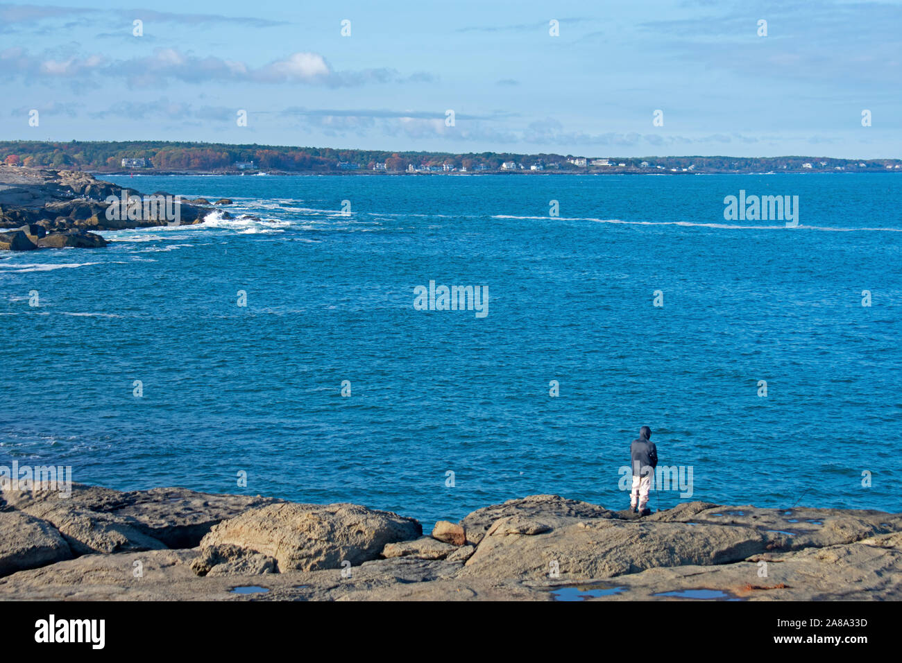 Kleine Wellen, die in den felsigen Küste von Cape Neddick, York, Maine, USA.-01 gesehen Stockfoto