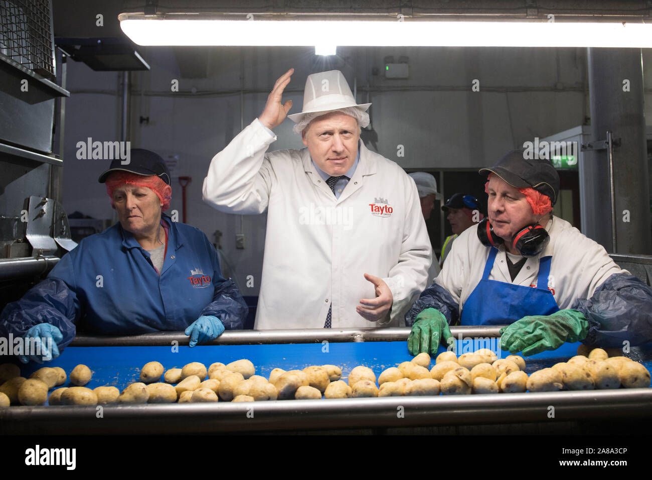 Premierminister Boris Johnson bei einem Besuch auf Schloss scharfe Tayto factory, Tandragee, County Armagh, während auf der allgemeinen Wahlkampagne Trail. Stockfoto