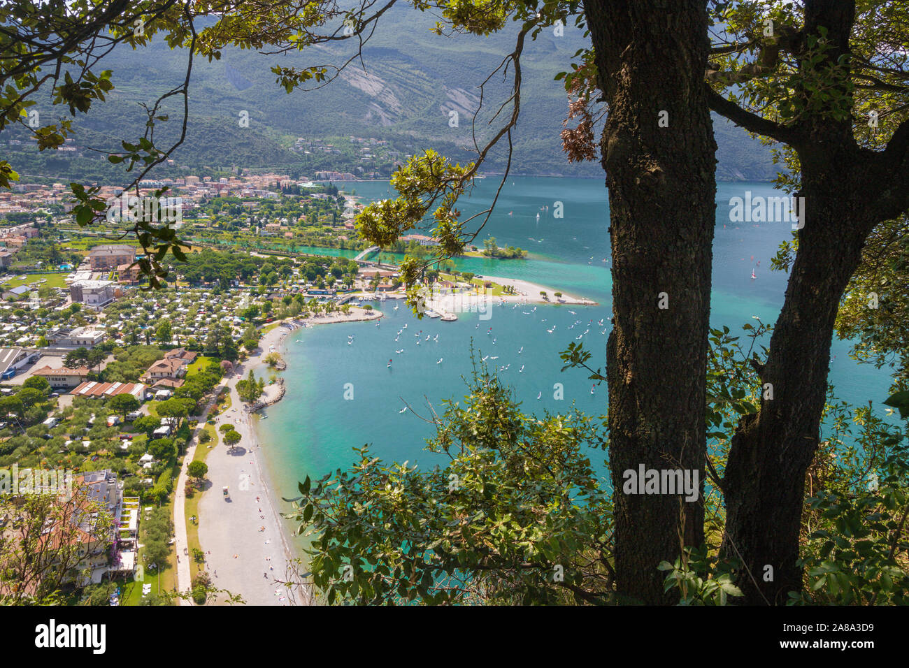 Die Torbole mit dem Lago di Garda See. Stockfoto