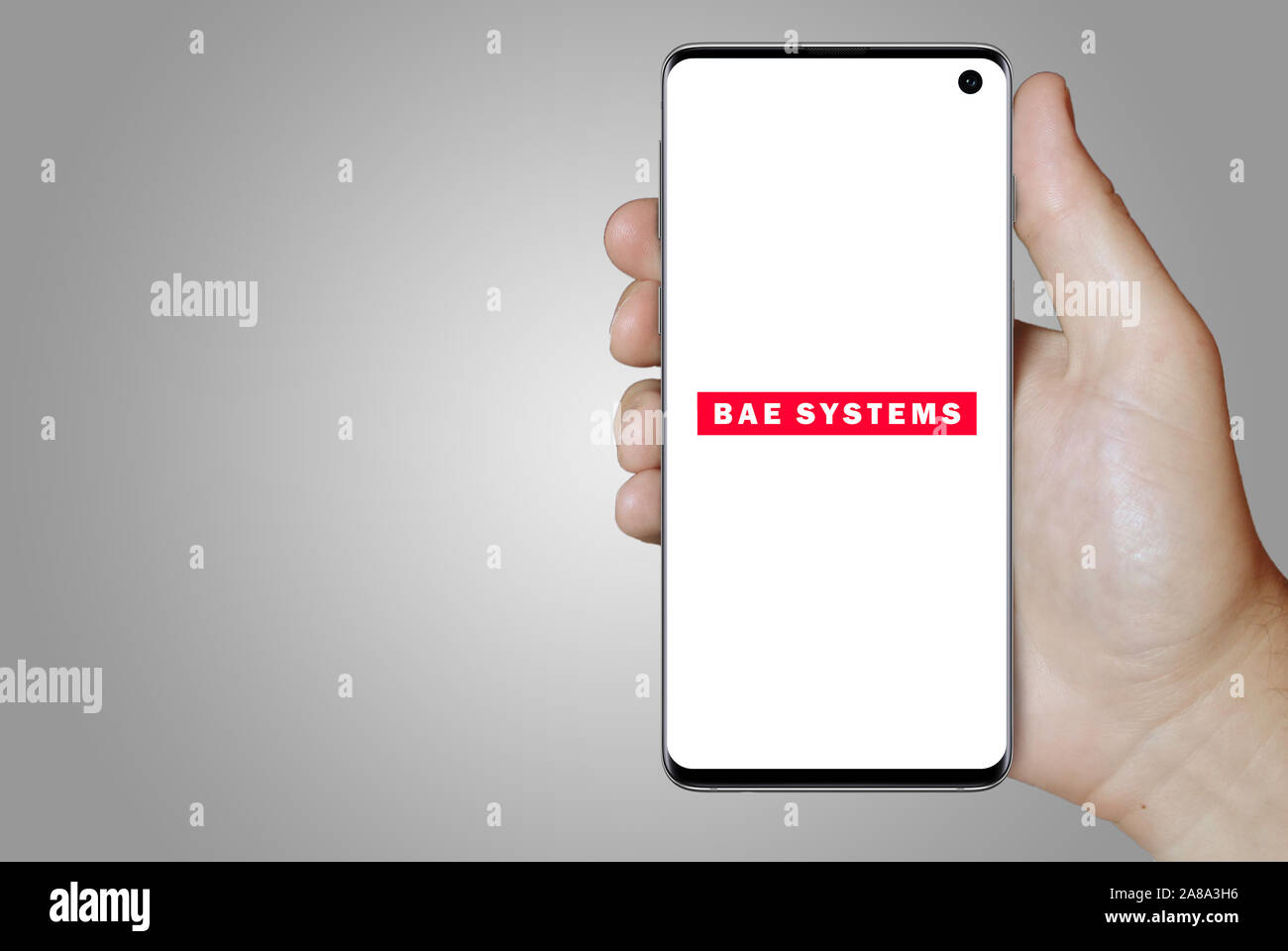 Logo der öffentlichen Unternehmen BAE Systems auf dem Smartphone angezeigt. Grauer Hintergrund. Credit: PIXDUCE Stockfoto
