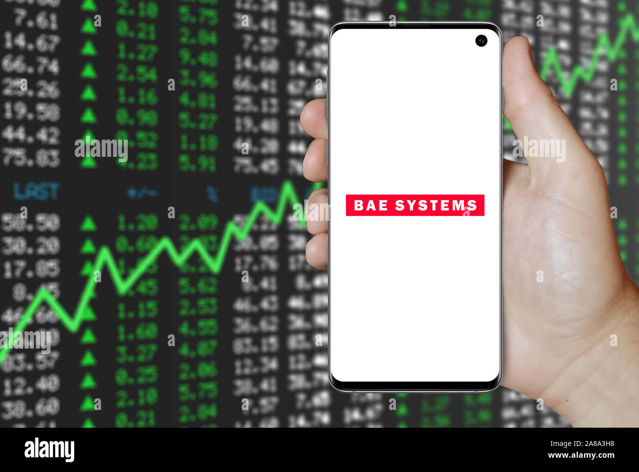 Logo der öffentlichen Unternehmen BAE Systems auf dem Smartphone angezeigt. Positive Börse Hintergrund. Credit: PIXDUCE Stockfoto