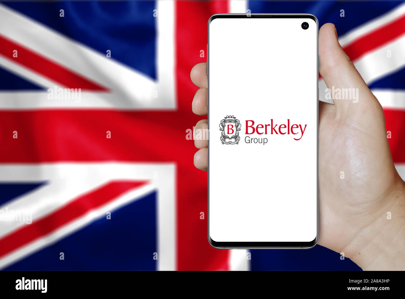 Logo der öffentlichen Unternehmen Berkeley Group Holdings auf dem Smartphone angezeigt. Flagge der Britischen Hintergrund. Credit: PIXDUCE Stockfoto