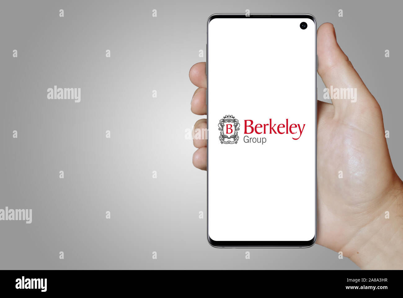 Logo der öffentlichen Unternehmen Berkeley Group Holdings auf dem Smartphone angezeigt. Grauer Hintergrund. Credit: PIXDUCE Stockfoto
