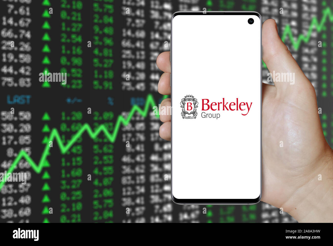 Logo der öffentlichen Unternehmen Berkeley Group Holdings auf dem Smartphone angezeigt. Positive Börse Hintergrund. Credit: PIXDUCE Stockfoto