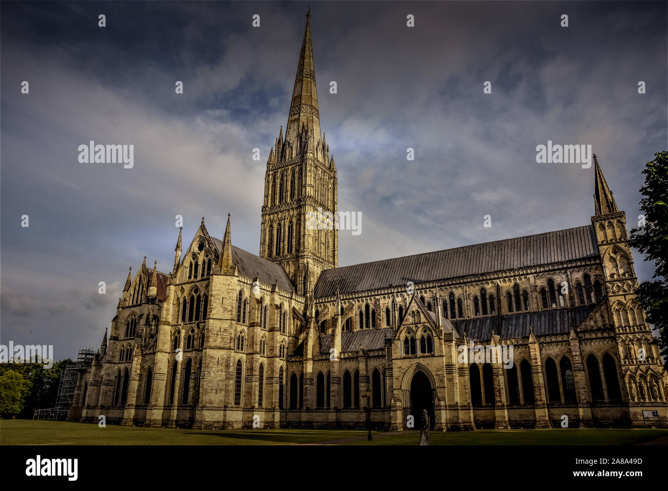 Die Kathedrale von Salisbury in der Dämmerung Stockfoto