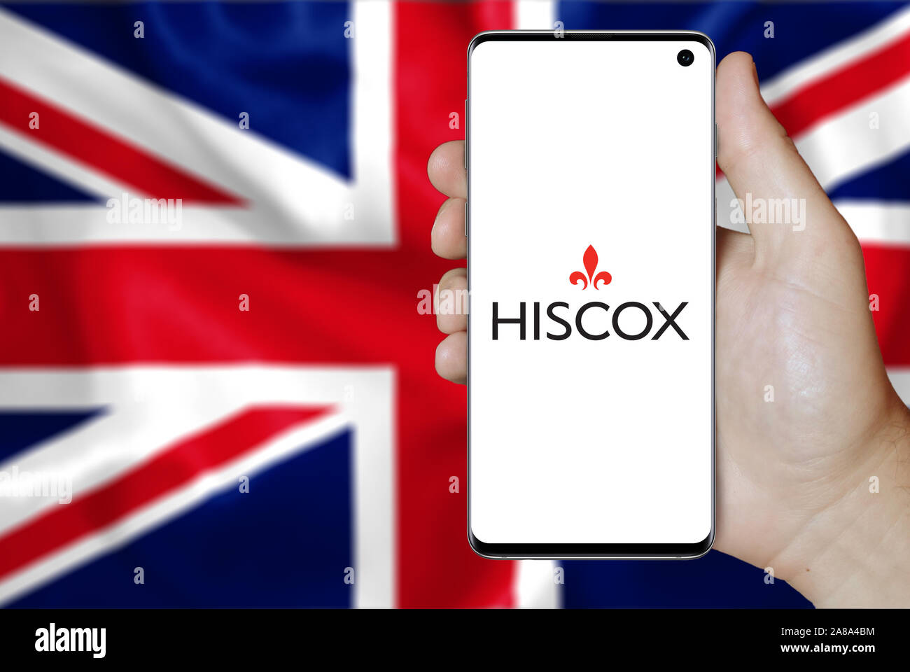 Logo der öffentlichen Unternehmen Hiscox auf dem Smartphone angezeigt. Flagge der Britischen Hintergrund. Credit: PIXDUCE Stockfoto