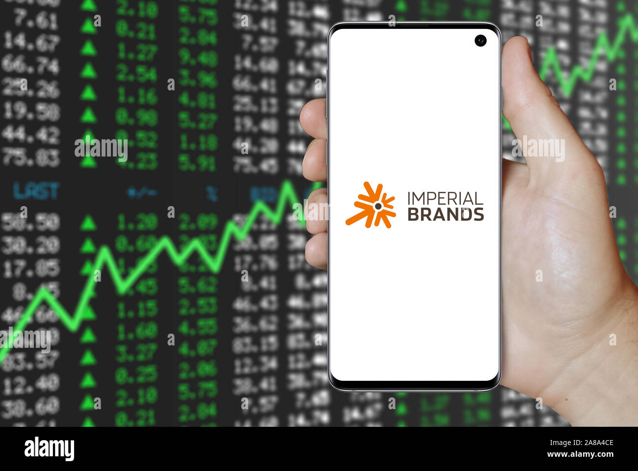 Logo der öffentlichen Unternehmen Imperial Marken auf dem Smartphone angezeigt. Positive Börse Hintergrund. Credit: PIXDUCE Stockfoto