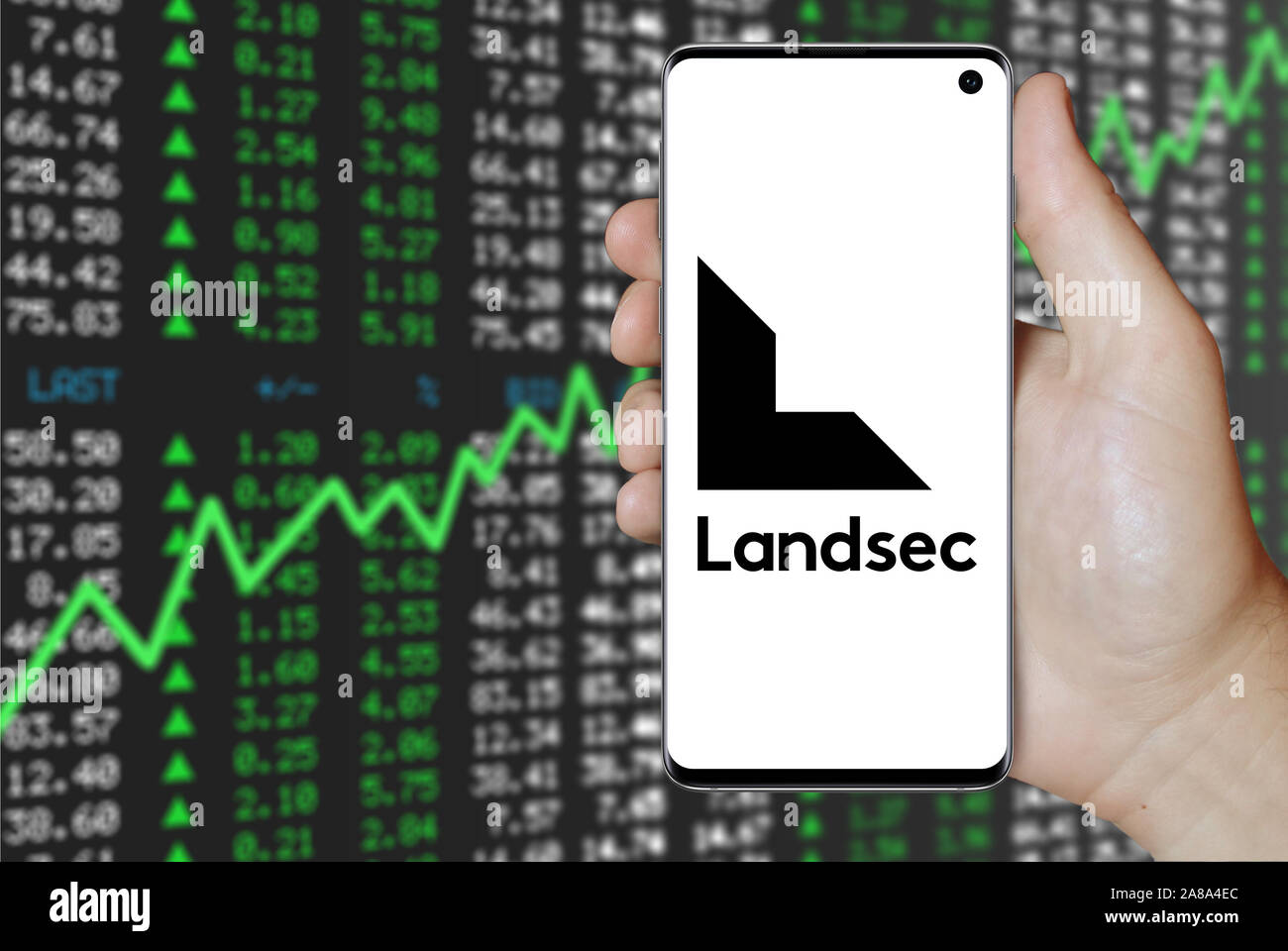 Logo der öffentlichen Unternehmen Land Securities angezeigt auf einem Smartphone. Positive Börse Hintergrund. Credit: PIXDUCE Stockfoto
