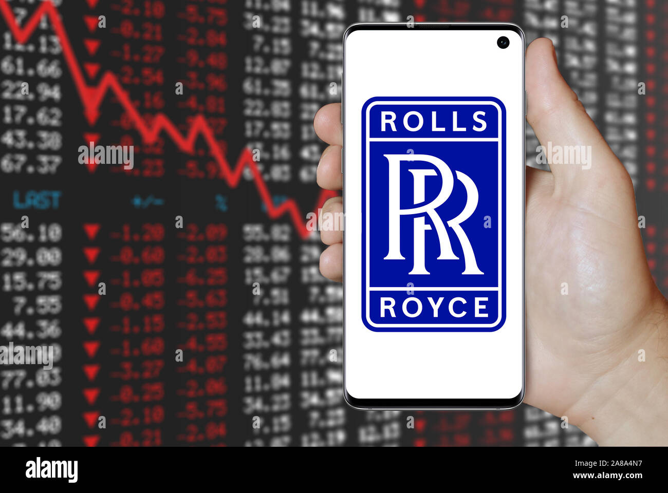 Logo der öffentlichen Unternehmen Rolls-Royce Holdings auf dem Smartphone angezeigt. Negative Börse Hintergrund. Credit: PIXDUCE Stockfoto