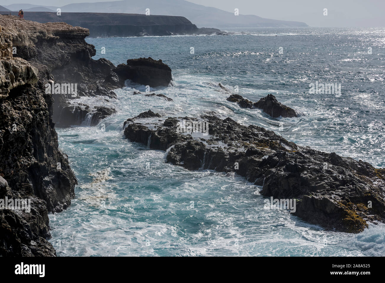 Meer Wellen auf die Felsen am Ajuy, Fuerteventura, Kanarische Inseln, Spanien Stockfoto