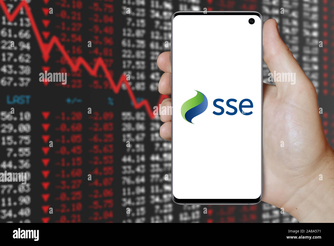 Logo der öffentlichen Unternehmen SSE plc angezeigt auf einem Smartphone. Negative Börse Hintergrund. Credit: PIXDUCE Stockfoto