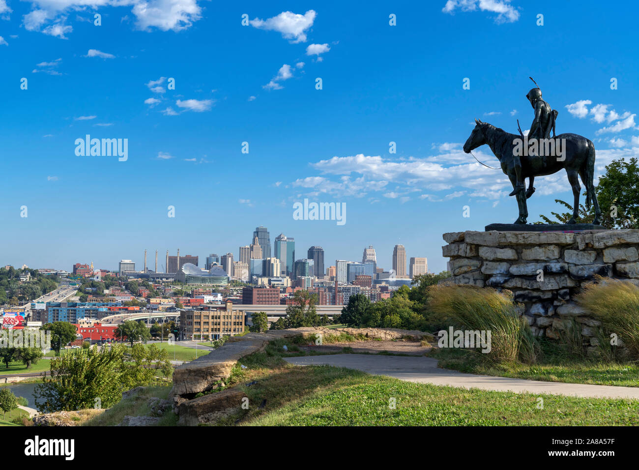 Blick auf die Skyline der Innenstadt von Penn Valley Park, Kansas City, Missouri, USA. Cyrus Dallin die Statue eines Sioux Indan, der Scout, im Vordergrund. Stockfoto
