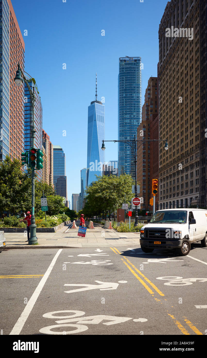 New York, USA - 8. Juli 2018: New York Cityscape mit One World Trade Center (auch als One WTC oder Freedom Tower bekannt) in der Entfernung. Stockfoto