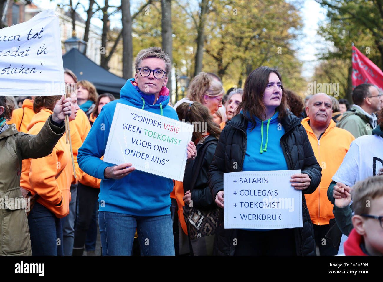 Lehrer streikten in Den Haag für zusätzliche Investitionen die Probleme mit Arbeit Druck, Lehrer Mangel und Gehälter zu lösen Stockfoto