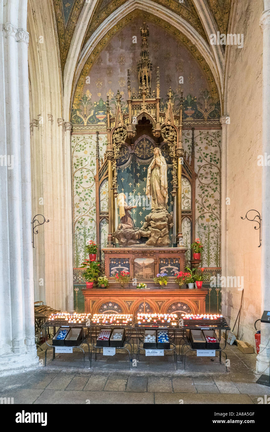 Quimper, Finistere/Frankreich - 23. August 2019: Innenansicht der Kathedrale Saint Corentin, Quimper in der Bretagne mit Detailansicht der Kapelle und St Stockfoto