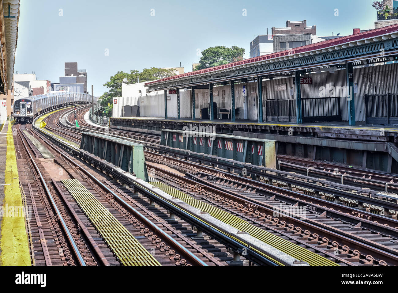 Am Bahnhof in New York City angekommen. Gebäude im Hintergrund, Stadtbild. Reise- und Transit Konzept. Manhattan, New York City, USA. Stockfoto