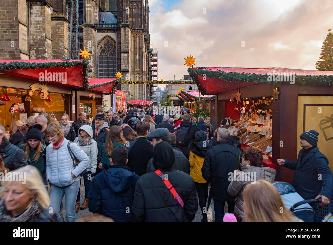 2018 Köln Weihnachtsmarkt mit dem Kölner Dom im Hintergrund in Deutschland Stockfoto