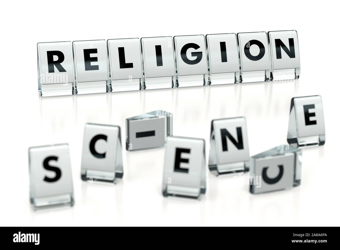 RELIGION Wort auf glänzenden Blöcke geschrieben und über unscharfe Bausteine mit Wissenschaft Briefe gefallen, auf weißem Hintergrund. Religion und religiöse Werte Stockfoto