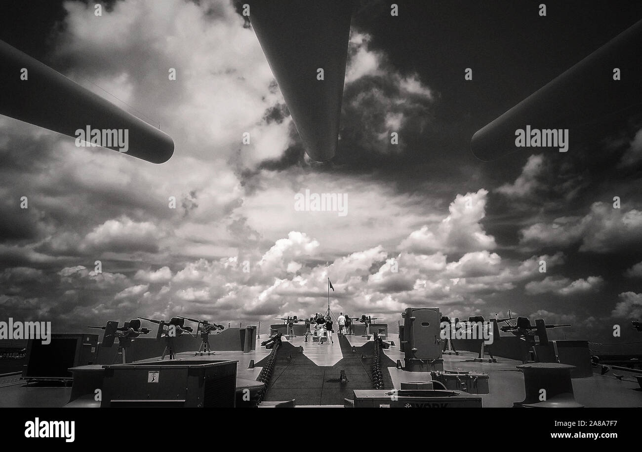 Menschen Deck der USS Alabama, 12.08.2017, erkunden, bei Battleship Memorial Park in Mobile, Alabama. Stockfoto
