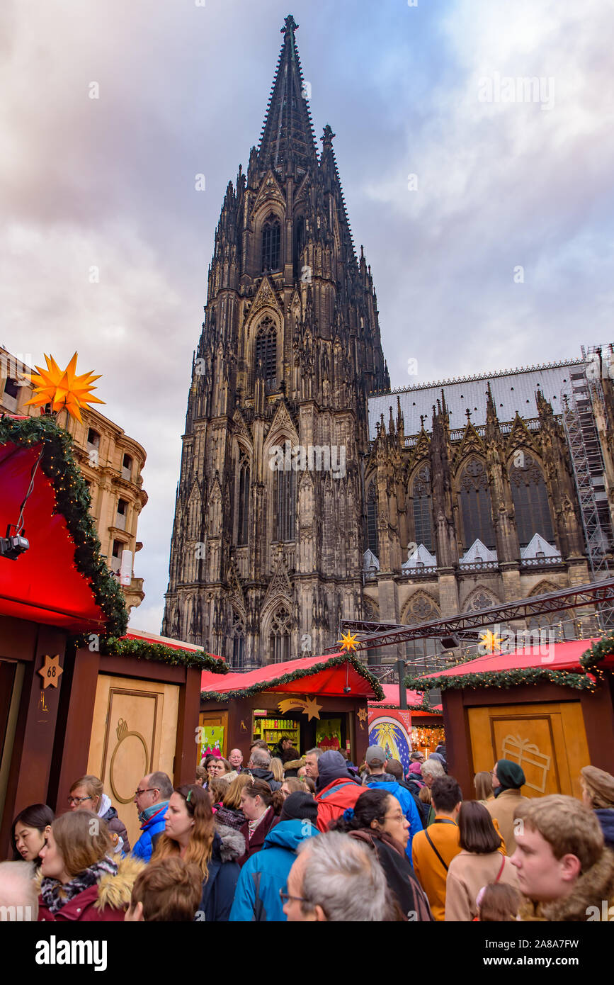 2018 Köln Weihnachtsmarkt mit dem Kölner Dom im Hintergrund in Deutschland Stockfoto