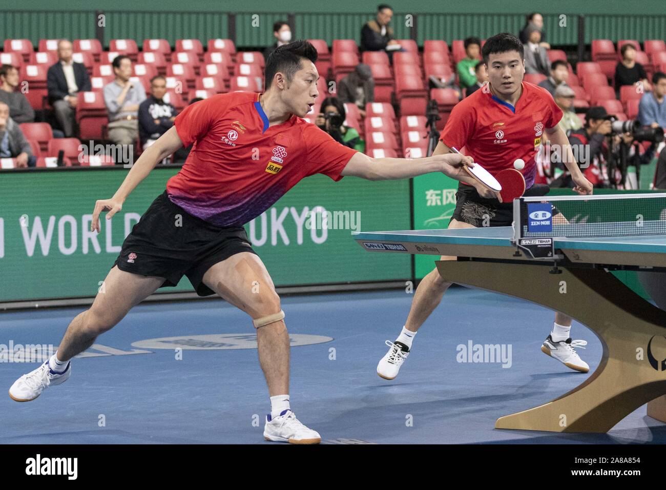 Tokio, Japan. 7 Nov, 2019. Xin Xu und Jingkun Liang von China in Aktion gegen Yijun Feng und Kai Zhang der USA im Viertelfinale gegen Männer Teams an der International Table Tennis Federation (ITTF) Team Wm Tokio 2019 an der Tokyo Metropolitan Gymnasium. China Niederlagen Vereinigte Staaten von Amerika 3-0. Credit: Rodrigo Reyes Marin/ZUMA Draht/Alamy leben Nachrichten Stockfoto