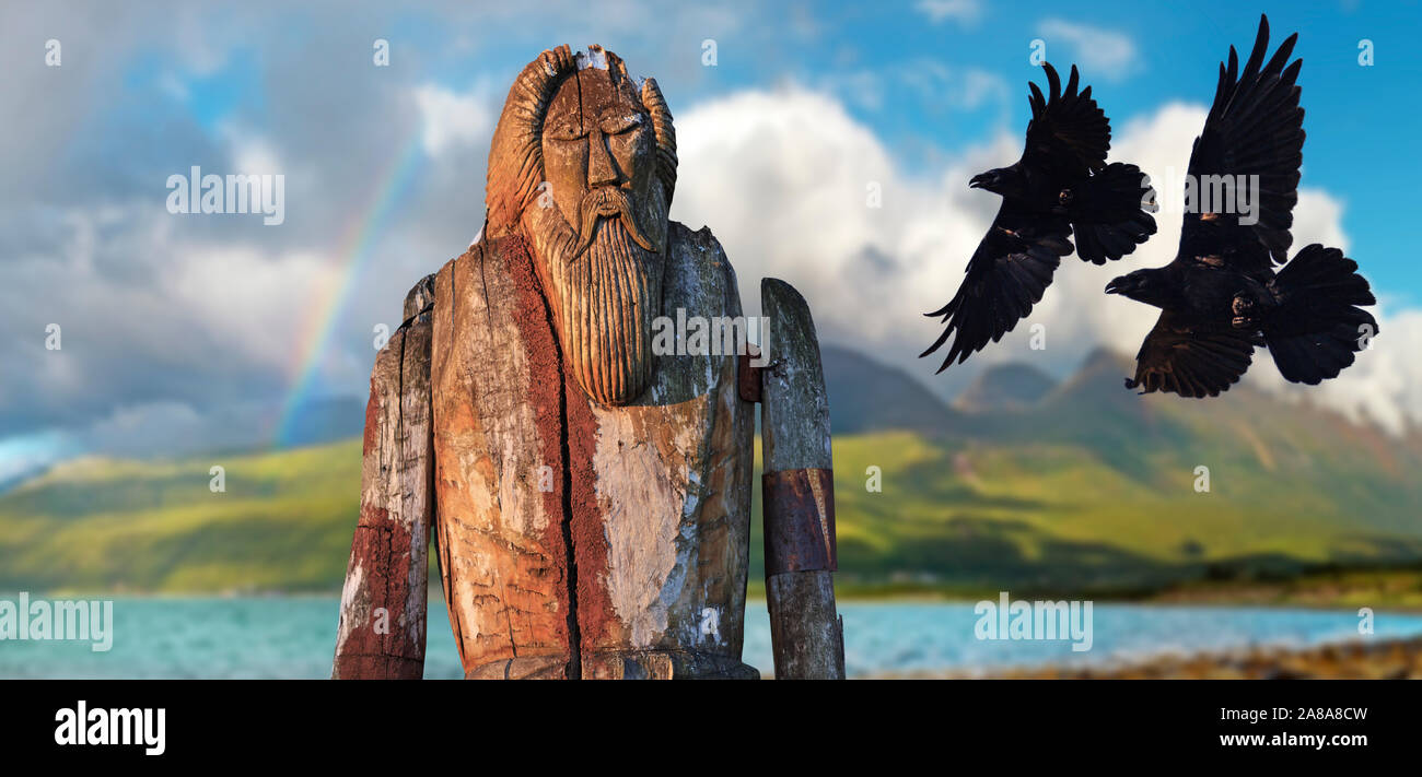 Odin aus Holz und zwei Hörner von Huginn und Munin im Flug, der Nordischen Mythologie Stockfoto