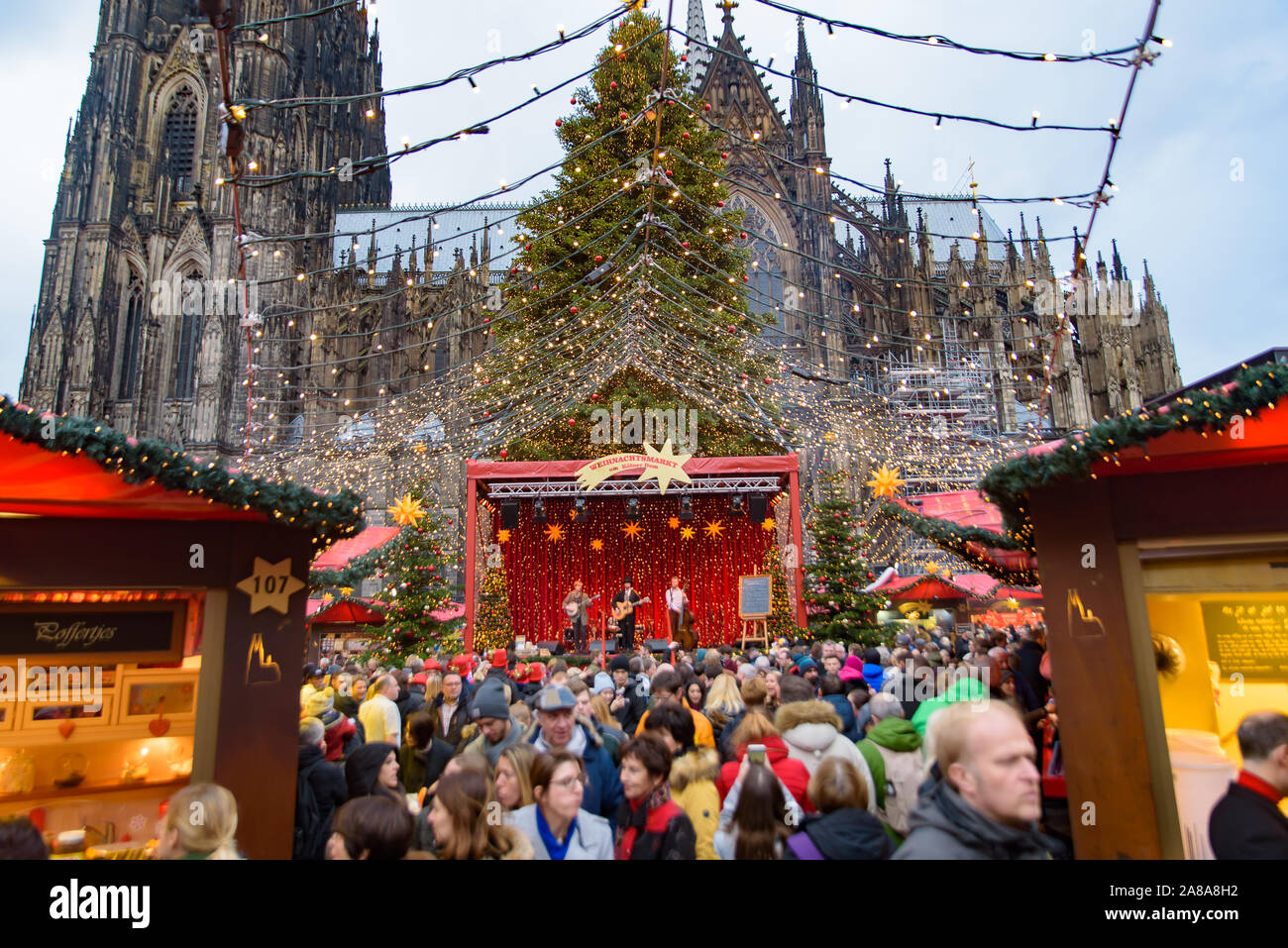 2018 Köln Weihnachtsmarkt mit dem Kölner Dom im Hintergrund in Deutschland Stockfoto
