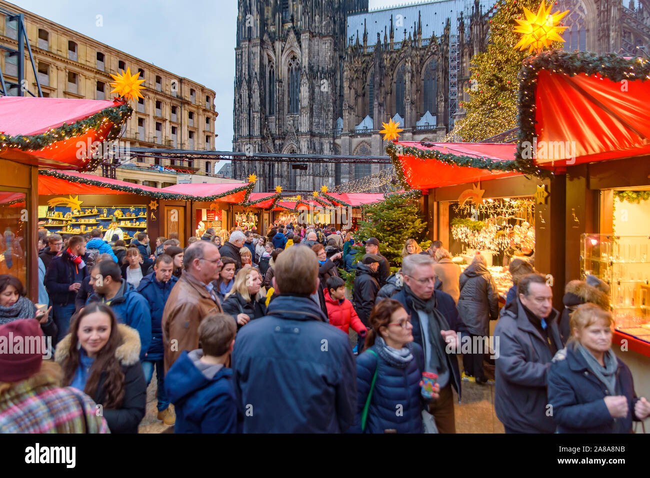 2018 Köln Weihnachtsmarkt mit dem Kölner Dom im Hintergrund in Deutschland Stockfoto