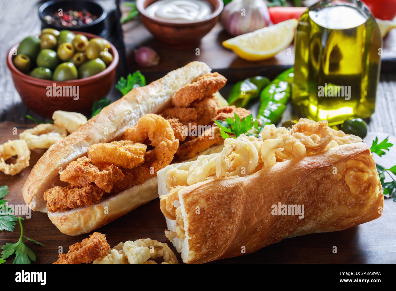 Sandwiches mit Calamari ringss, Bocadillos De Calamares, frische Brötchen gefüllt mit squid Ringe, in Mehl und paniert Ein wurden Stockfoto
