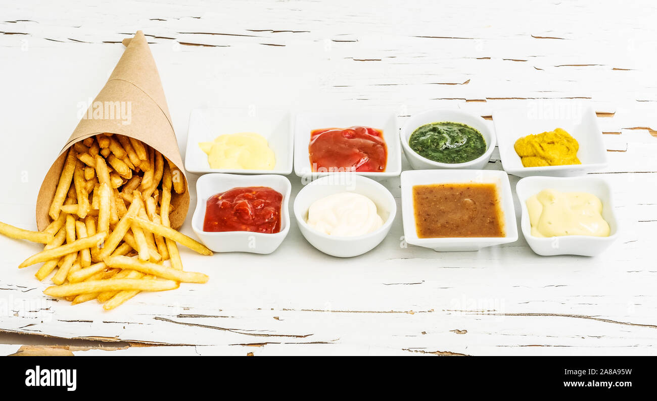 Pommes Frites mit verschiedenen Saucen Stockfoto