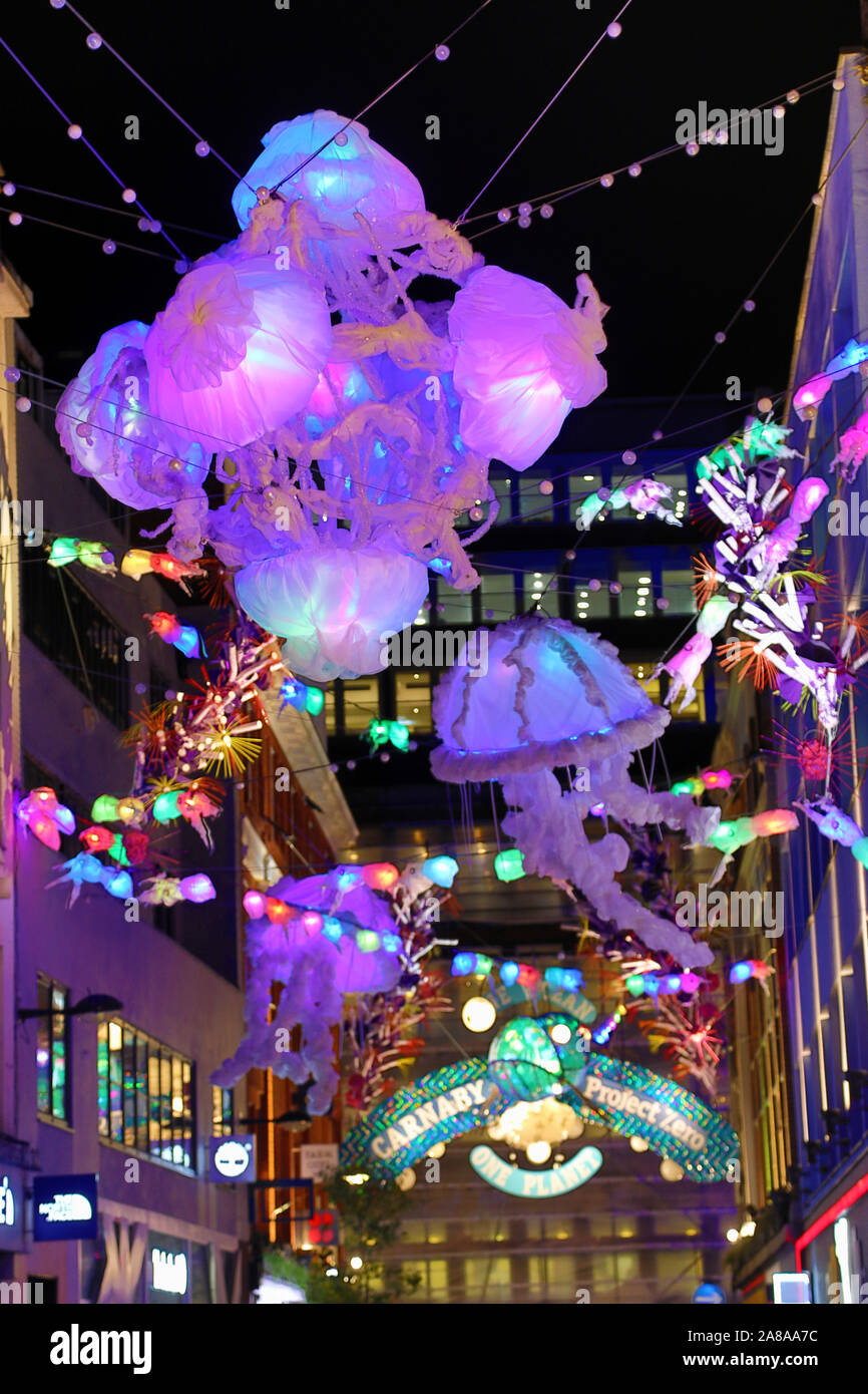 London, Großbritannien. 7 Nov, 2019. Unterwasseraufnahmen aus Recyclingmaterial Carnaby Street in London leuchten wie die Weihnachtsbeleuchtung eingeschaltet sind. In Zusammenarbeit mit Project Zero Sie die Bereiche der Ozeane, die es am meisten brauchen Erhaltung markieren. Quelle: Paul Brown/Alamy leben Nachrichten Stockfoto