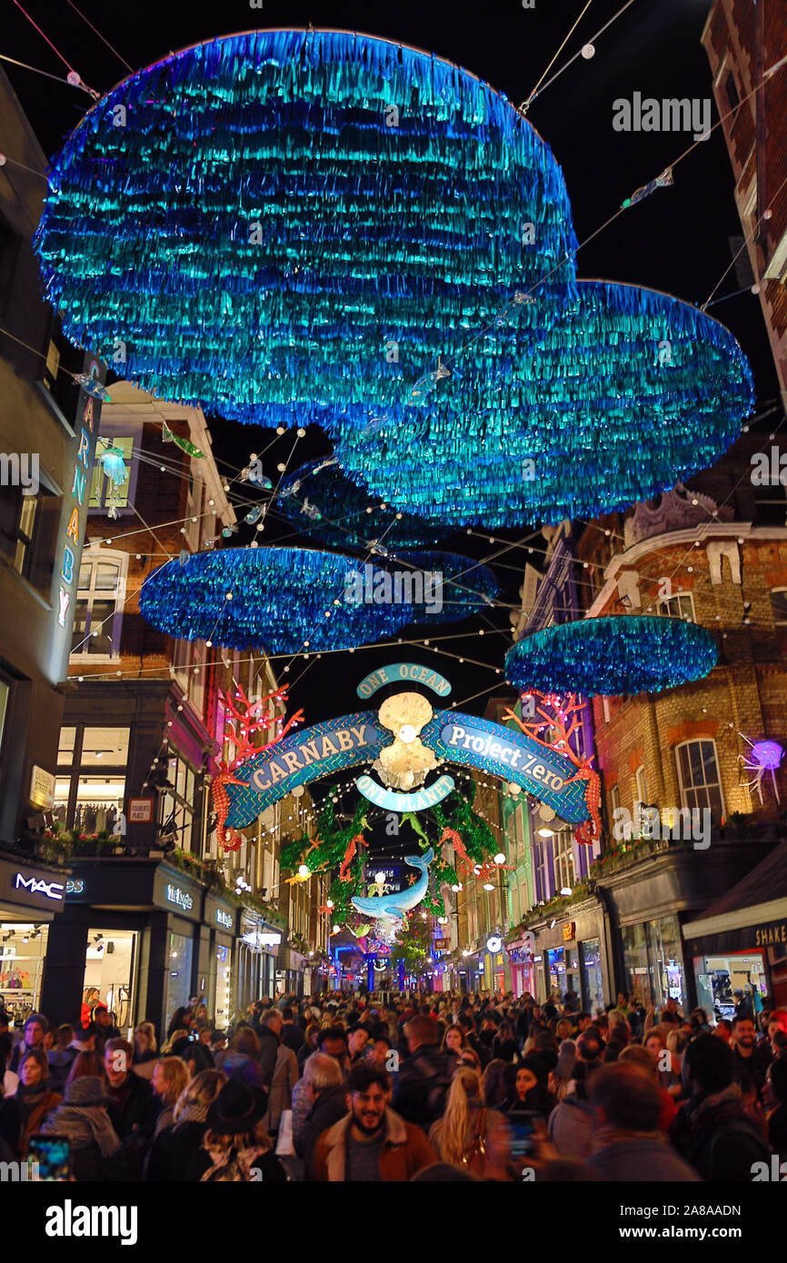 London, Großbritannien. 7 Nov, 2019. Unterwasseraufnahmen aus Recyclingmaterial Carnaby Street in London leuchten wie die Weihnachtsbeleuchtung eingeschaltet sind. In Zusammenarbeit mit Project Zero Sie die Bereiche der Ozeane, die es am meisten brauchen Erhaltung markieren. Quelle: Paul Brown/Alamy leben Nachrichten Stockfoto