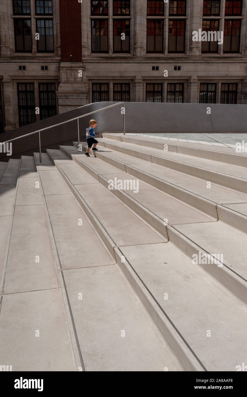 Sackler Innenhof Eingang des Victoria und Albert Museum in London. Stockfoto